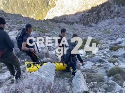 Η στιγμή ανάσυρσης της σορού του 21χρονου τουρίστα από τα Λευκά Όρη (εικόνες – βίντεο)