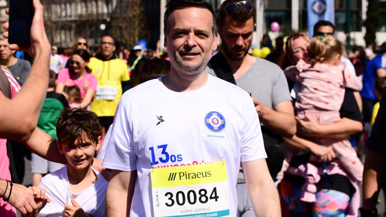 Ημιμαραθώνιος Αθήνας: Ο Χάρης Δούκας έτρεξε στο Family Run - Βίντεο