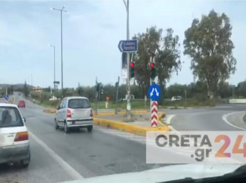 Ηράκλειο: Ασυνείδητος οδηγός περνάει κόκκινο φανάρι με «τέρμα τα γκάζια» στη διασταύρωση – καρμανιόλα (βίντεο)