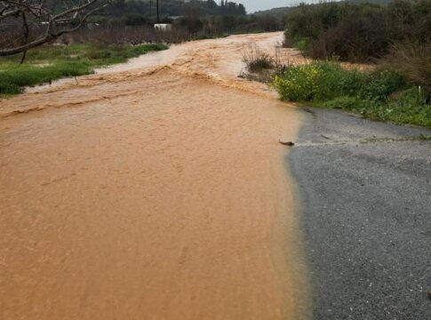 Ηράκλειο: Δρόμοι μετατράπηκαν σε… ποτάμια – Πού έχει διακοπεί η κυκλοφορία (εικόνες)