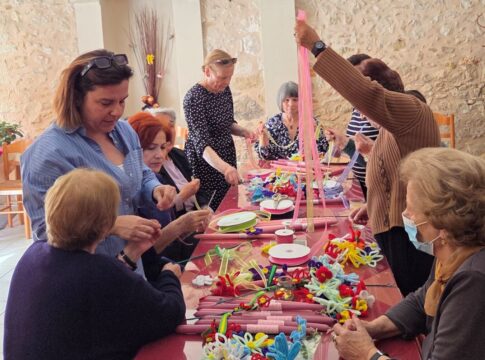 Ηράκλειο | Ηλικιωμένοι έφτιαξαν λαμπάδες για το «Χαμόγελο του Παιδιού»