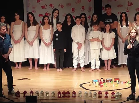 Ηράκλειο: Μια συγκλονιστική παράσταση για τα Τέμπη από το πονεμένο Αρκαλοχώρι – «Μάνα θ’αργήσω»