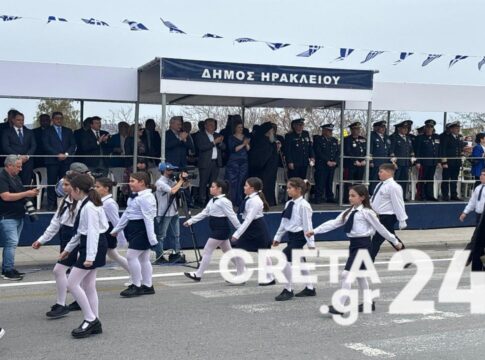 Ηράκλειο: Συγκίνηση στην μεγαλειώδη παρέλαση για την εθνική επέτειο της 25ης Μαρτίου (εικόνες)