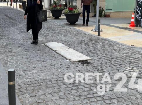 Ηράκλειο: Ξύλινη σανίδα στο επικίνδυνο φρεάτιο της 1821 και «μπλόκο» στην κυκλοφορία των οχημάτων μετά τα ατυχήματα (εικόνες)
