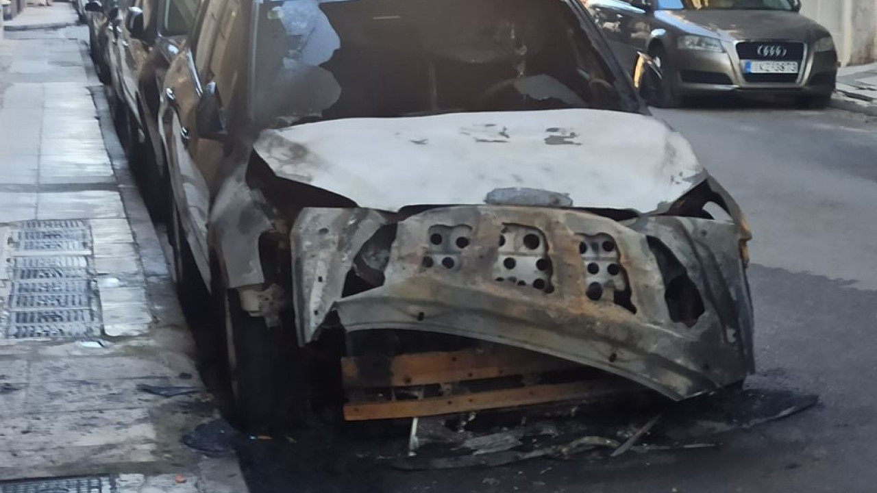 Κάτω Πατήσια: Φωτιά σε δύο αυτοκίνητα - Εξετάζεται εμπρησμός