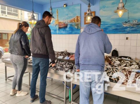 Κρήτη- 25η Μαρτίου: Από νωρίς στην ιχθυαγορά για τον παραδοσιακό μπακαλιάρο (εικόνες)