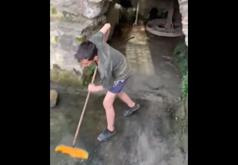 Κρήτη: Φοβεροί πιτσιρικάδες έπιασαν σκούπα και φαράσι και καθάρισαν τον παλιό μύλο