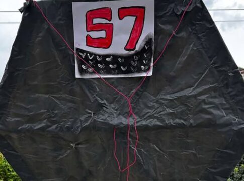 Κρήτη: Συγκίνησε ο 10χρονος Νικόλας – Έφτιαξε χαρταετό για τους 57 νεκρούς στα Τέμπη