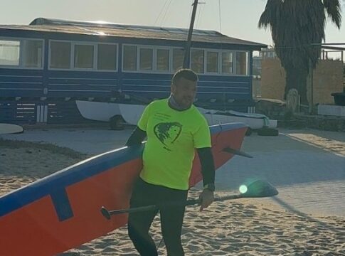 Κρητικός διασχίζει το Αιγαίο σε μια σανίδα sup, για τους πάσχοντες από καρκίνο