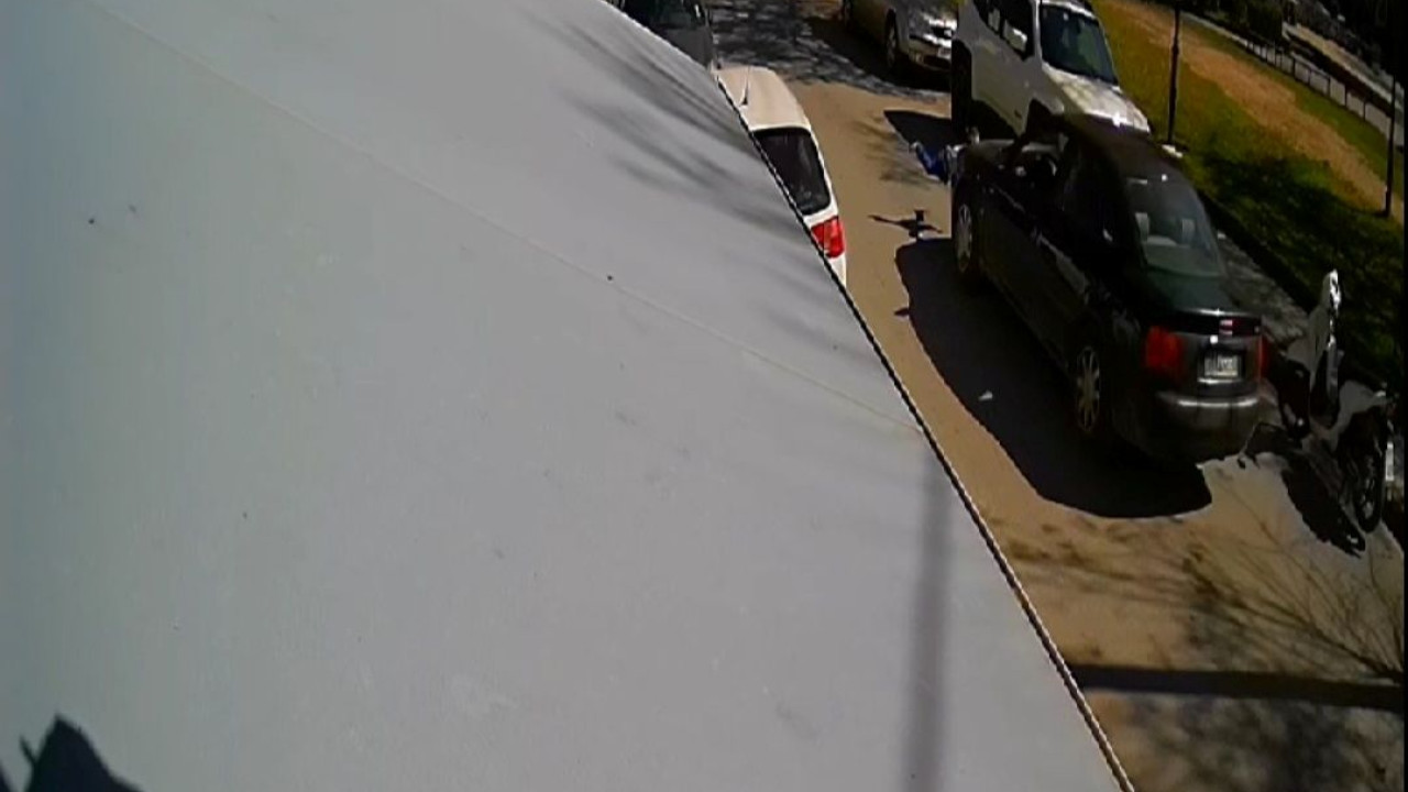 Λάρισα: Η στιγμή που το αυτοκίνητο παρασέρνει το 3χρονο αγοράκι