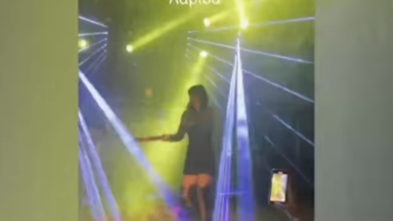 Λάρισα: Τραγουδίστρια σε ρόλο...Σάκκαρη: Αποκρούει τα λουλούδια με ρακέτα - Επικό βίντεο