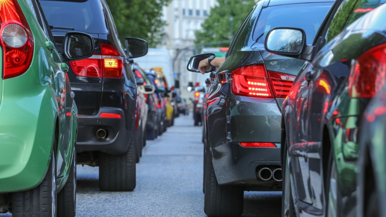 Λεωφόρος Τατοΐου: Φορτηγό δίπλωσε στη μέση - Πού διεκόπη η κυκλοφορία