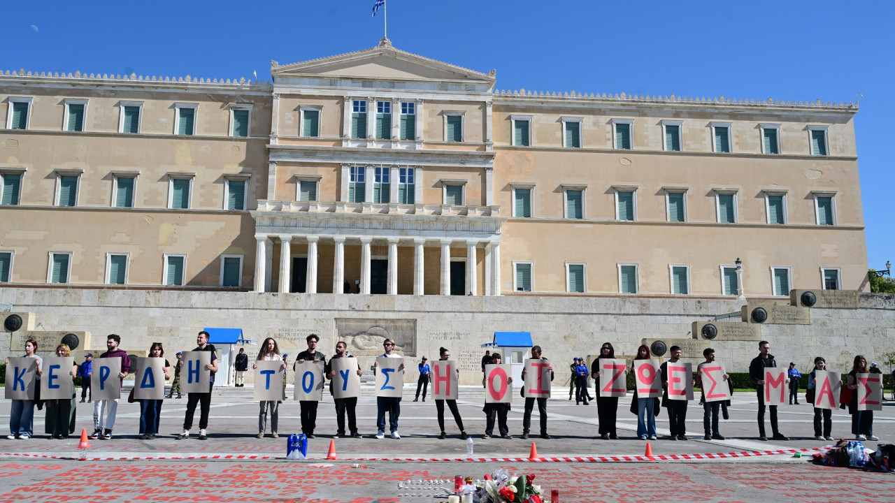 LIVE εικόνα από το Σύνταγμα - Νέα συγκέντρωση για τα Τέμπη