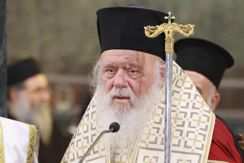 Με χειροκροτήματα υποδέχθηκαν οι πιστοί στην τελευταία του κατοικία τον μητροπολίτη πρώην Θεσσαλονίκης Άνθιμο