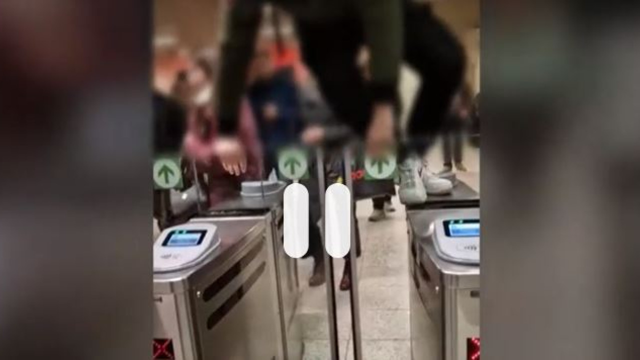 Μετρό: Επιβάτες κάνουν... παρκούρ για να μπουν - Βλάβη στα επικυρωτικά μηχανήματα