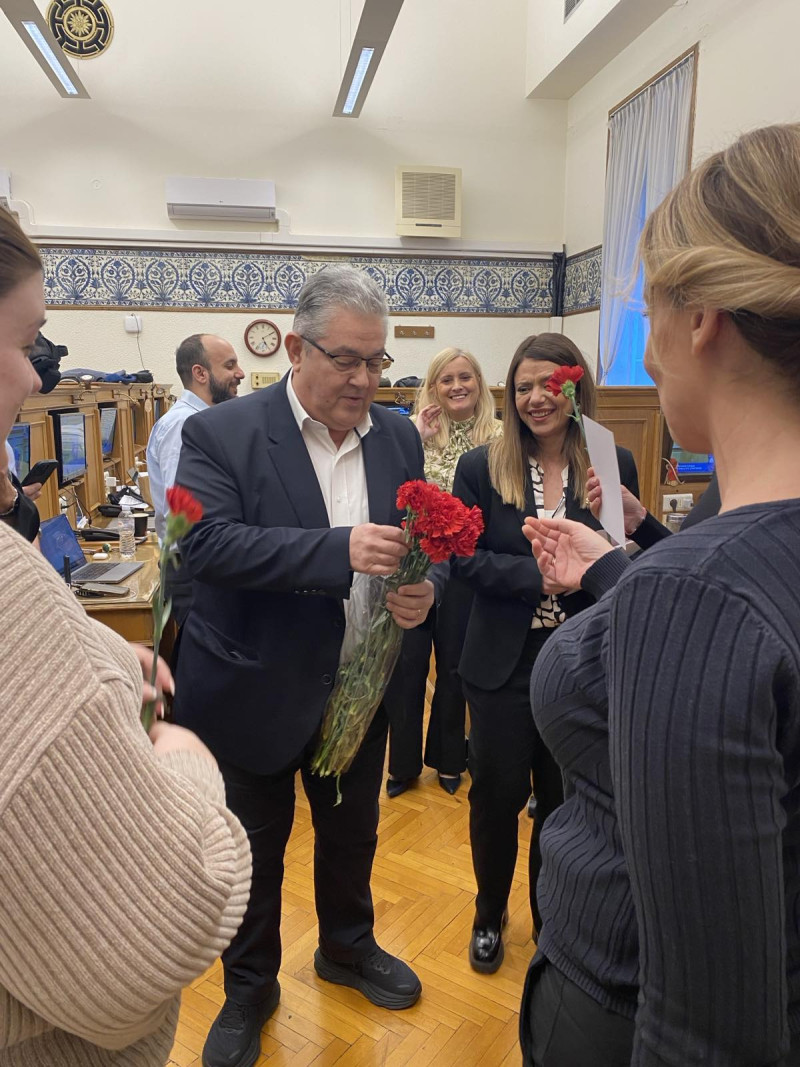 Ο Δ. Κουτσούμπας μοίρασε γαρύφαλλα στις γυναίκες δημοσιογράφους στη Βουλή