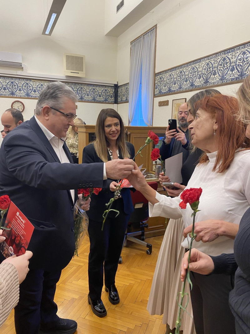 Ο Δ. Κουτσούμπας μοίρασε γαρύφαλλα στις γυναίκες δημοσιογράφους στη Βουλή