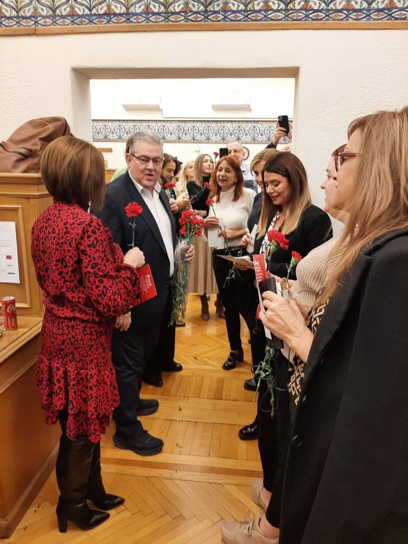 Ο Δ. Κουτσούμπας μοίρασε γαρύφαλλα στις γυναίκες δημοσιογράφους στη Βουλή