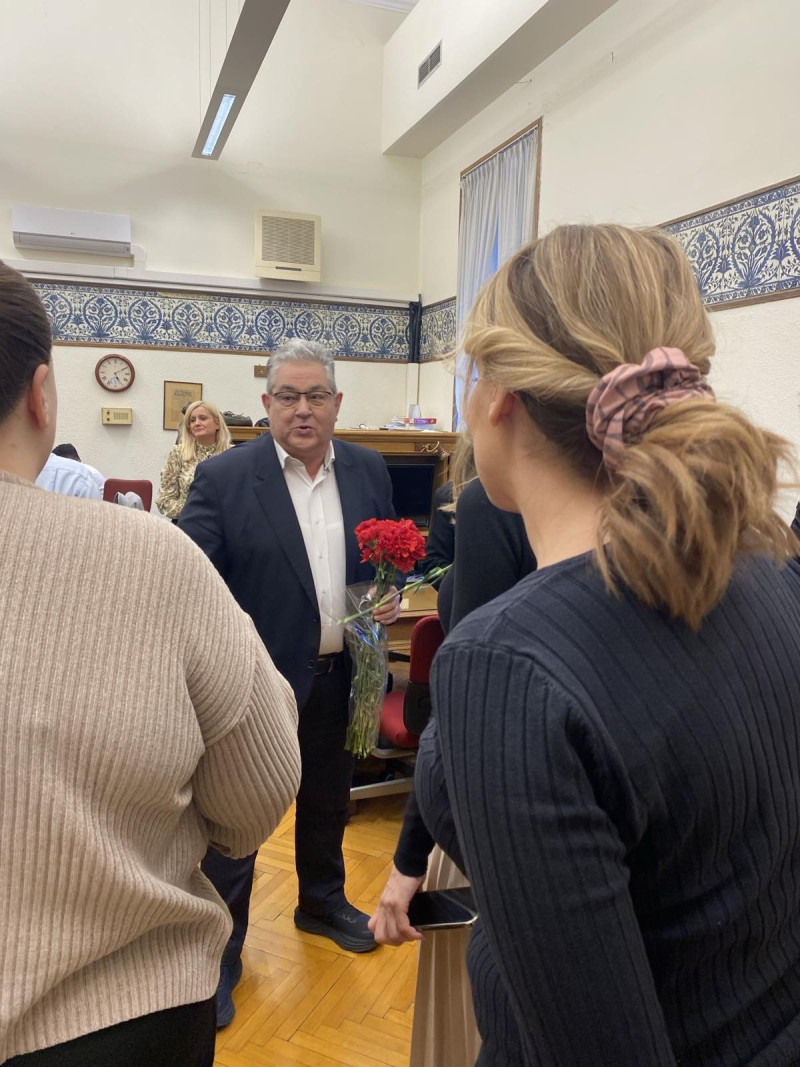 Ο Δ. Κουτσούμπας μοίρασε γαρύφαλλα στις γυναίκες δημοσιογράφους στη Βουλή