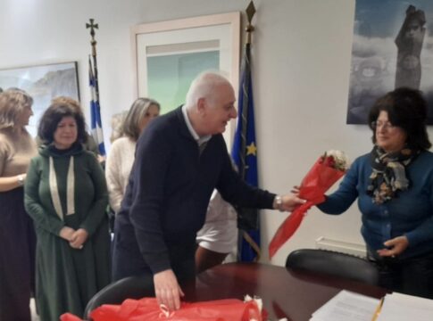 Ο Δήμαρχος Βιάννου μοίρασε λουλούδια στις εργαζόμενες του Δήμου με αφορμή την Παγκόσμια Ημέρα της Γυναίκας