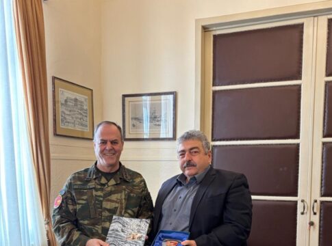 Ο νέος Διοικητής του Πεδίου Βολής Κρήτης, Υποστράτηγος Στέργιος Καζάκης στον Αντιπεριφερειάρχη Χανίων Νίκο Καλογερή
