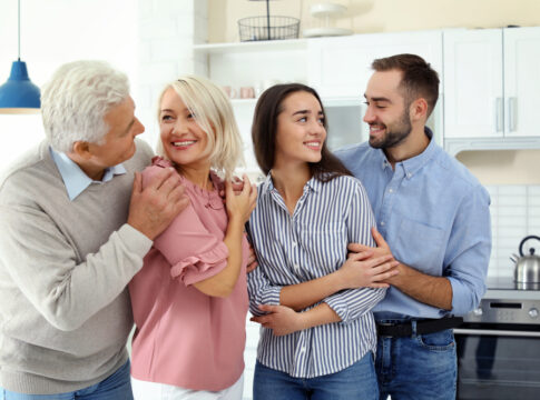 Οι 8 φράσεις που δεν πρέπει ποτέ να πείτε στα ενήλικα παιδιά σας, αν θέλετε μια καλή σχέση μαζί τους