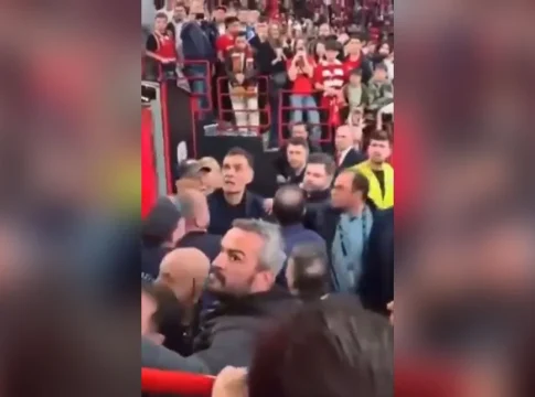 Ολυμπιακός: Η στιγμή της έντασης μεταξύ Μπαρτζώκα και οπαδού στο ΣΕΦ, μετά την ήττα από τη Μονακό