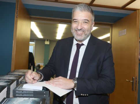 Πλήθος κόσμου στην παρουσίαση του βιβλίου του Γαβριήλ Κουρή (εικόνες)