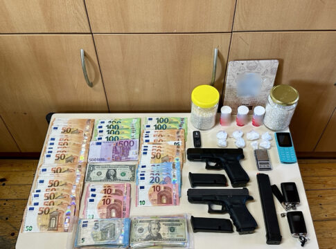 Ρέθυμνο | Αστυνομική επιχείρηση «αποκάλυψε» κοκαΐνη, ζυγαριές, μετρητά και όπλα