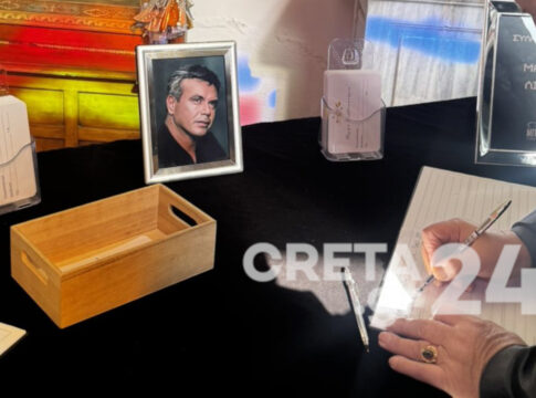 Συγκίνηση στο στερνό αντίο στον Μανώλη Λιδάκη – Με δάκρυα και τραγούδια αποχαιρέτησε η Κρήτη τον σπουδαίο ερμηνευτή