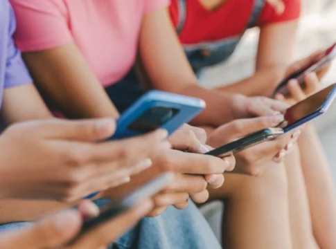 Συνάντηση της Σχολής Γονέων στις Μοίρες | «Βία στο Διαδίκτυο: Γνώση, Αγάπη και Επικοινωνία – Τα Κλειδιά της Προστασίας»