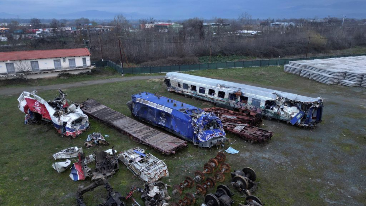 Τέμπη: Κλιμάκιο ειδικής επιτροπής της Πυροσβεστικής στο Κουλούρι για την εμπορική αμαξοστοιχία