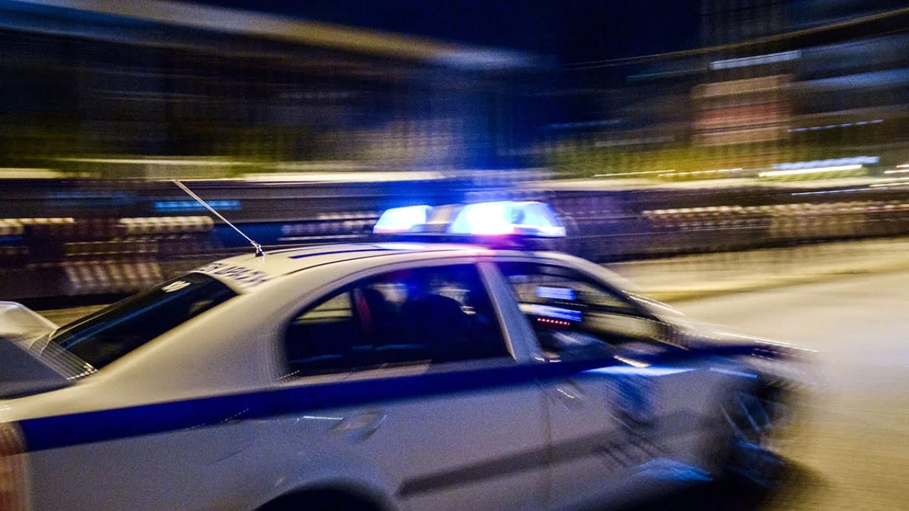 Θεσσαλονίκη: Οδηγός δεν σταμάτησε σε έλεγχο και «καρφώθηκε» σε Ι.Χ. και μπάρες