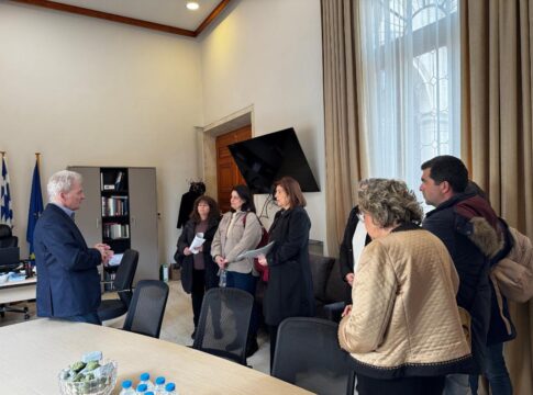 Το νέο Διοικητικό Συμβούλιο του Συλλόγου Εργαζομένων του Δήμου Ηρακλείου στον Δήμαρχο Ηρακλείου Αλέξη Καλοκαιρινό