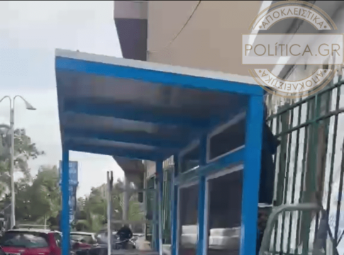 Τοποθετούν σταση του Αστικού ΚΤΕΛ και δεν αφήνουν εκατοστό πεζοδρομίου!