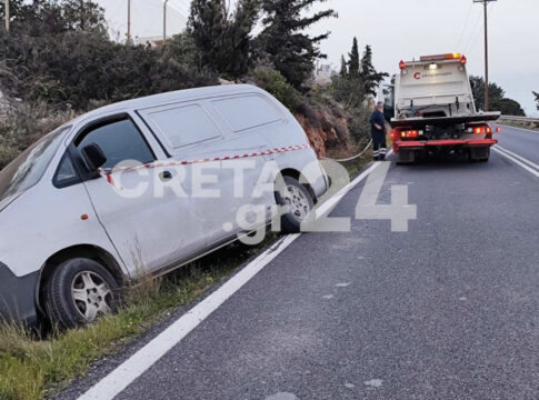 Τροχαίο στην Kρήτη: Βαν έπεσε σε χαντάκι (εικόνες)