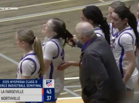 Βίντεο: Απολύθηκε προπονητής επειδή τράβηξε τα μαλλιά παίκτριας μετά την ήττα της ομάδας σε σχολικό πρωτάθλημα – Πώς δικαιολογήθηκε