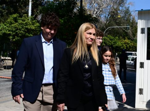 Βολουδάκη | Με τα τρία της παιδιά στην ορκωμοσία! “Είναι οι πιο αυστηροί κριτές μου”