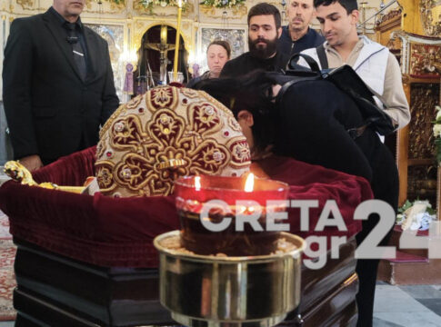 Χανιά | Σε λαϊκό προσκύνημα το σκήνωμα του Μητροπολίτη Δαμασκηνού