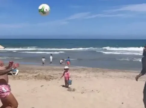 Διακοπές με μπαλίτσα σε παραλία της Κρήτης για Ροντινέι και Τσικίνιο