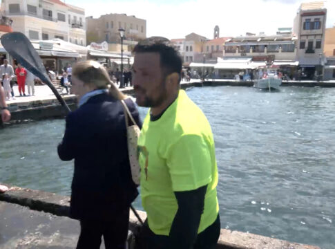 Έφτασε στην Κρήτη ο Γ. Κλεινάκης – Διένυσε το Αιγαίο με σανίδα για τη στήριξη όσων δίνουν μάχη με τον καρκίνο