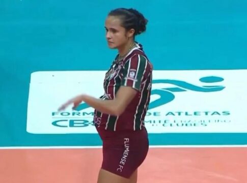 Έγκυος αθλήτρια βόλεϊ ξεσηκώνει το κοινό στη Βραζιλία – Αγωνίστηκε στον 5ο μήνα της κύησης