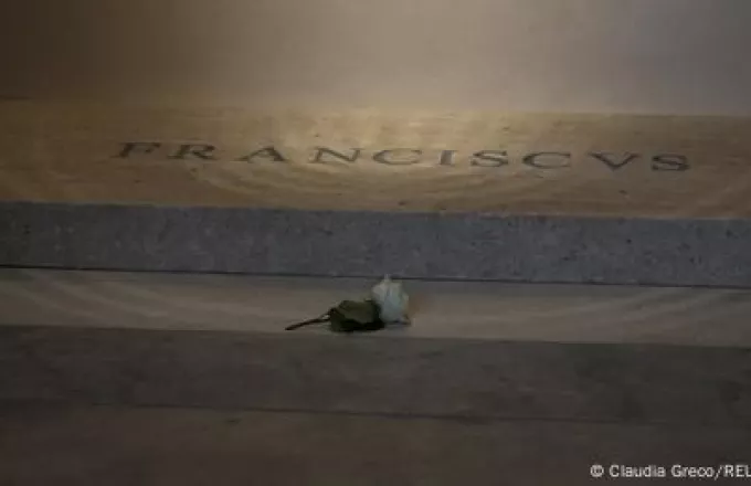 Τάφος Πάπα Φραγκίσκου με λευκό λουλούδι