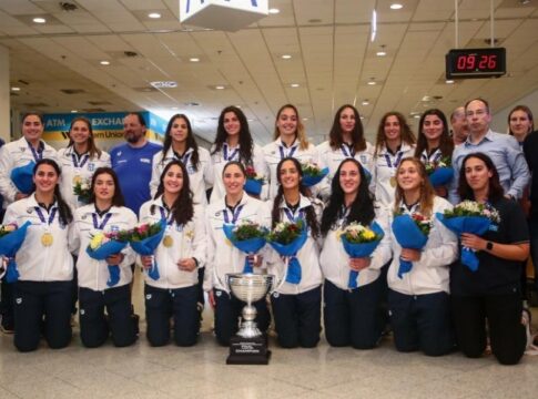 Επέστρεψε στην Αθήνα η γυναικεία ομάδα πόλο μετά το χρυσό μετάλλιο στο World Cup της Κίνας – Δείτε βίντεο