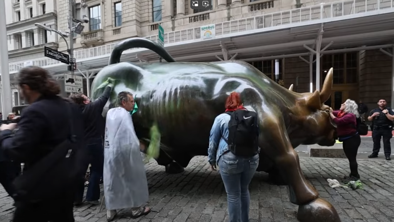 Εβαψαν με γκράφιτι τον ταύρο της Wall Street- Τον καθάρισαν μόλις ήρθε αστυνομία