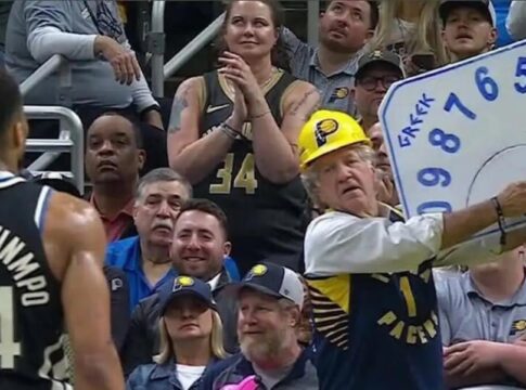 Γιάννης Αντετοκούνμπο: Οπαδός των Πέισερς τον τρόλαρε με αυτοσχέδιο «ρολόι», τη στιγμή που εκτελούσε βολές