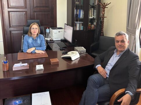 Η διαχείριση υδάτινων πόρων και η αιφνίδια κατάργηση της δυνατότητας οικοδόμησης σε οικισμούς, στο επίκεντρο της συνάντησης Μαμουλάκη – Κοζυράκη