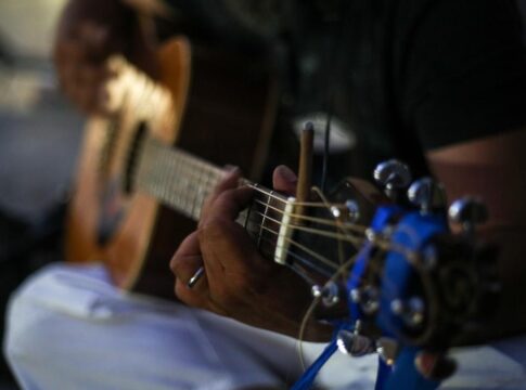 Ηράκλειο: Καταγγελία για «απρόκλητη επίθεση» αστυνομικού σε μουσικό του δρόμου