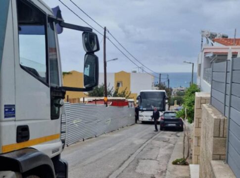 Ηράκλειο: Πάρκαρε ανενόχλητος εμποδίζοντας το τουριστικό λεωφορείο