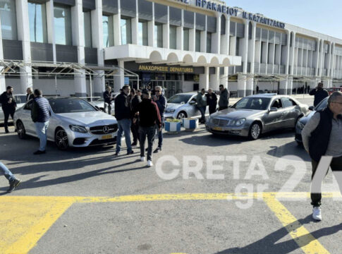 Ηράκλειο | Στα «κάγκελα» ιδιοκτήτες και οδηγοί ταξί μετά την άγρια επίθεση με κατσούνες – Διαμαρτυρία στο αεροδρόμιο